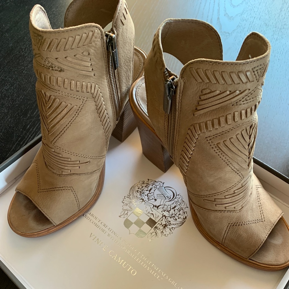 Vince Camuto Cream leather booties- size 9